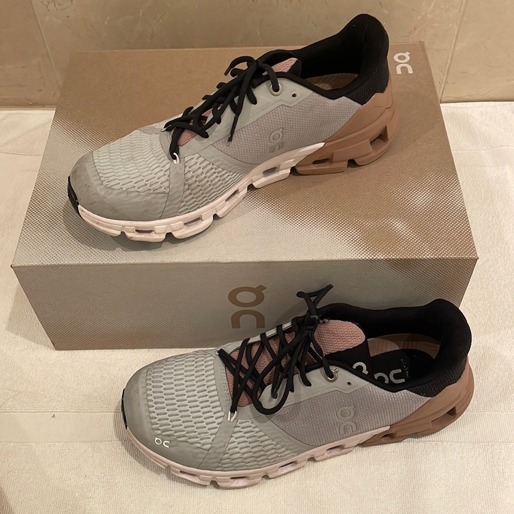 Hardly worn On running shoes. Cloudfire Glacier model in rose brown.